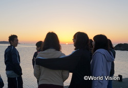 3日目の朝は、海岸まで朝日を見に行きました。太陽が顔を出した瞬間に歓喜する子どもたち