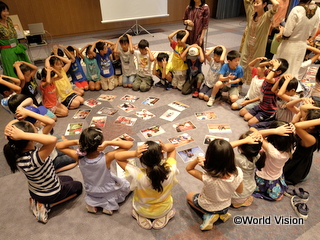 みんなで作った「世界の子どもカルタ」でカルタ大会をしました