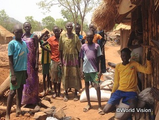 南スーダンの難民の家族。子どもたちは学校に通うことができません