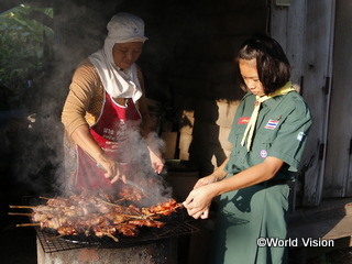 学校から帰ると祖母を手伝って販売用の焼き鳥を焼きます