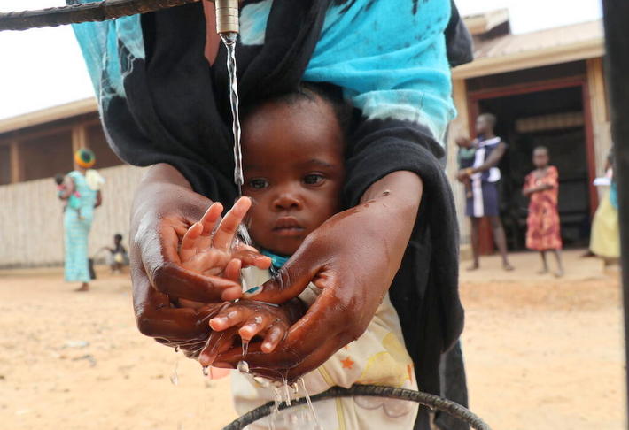 病院がない地域の子どもたち、難民キャンプで暮らす人々を感染から守るため、緊急募金にご協力をお願いします。