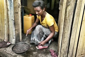 （１）コーヒー豆を煎る作業から始まります。その煙といい香りが、近所の人たちに「コーヒー淹れますよ！」の合図だそうです。煎った豆が冷めるまで豆の香りを楽しみます。