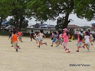 グラウンドを元気に走り回る子どもたち