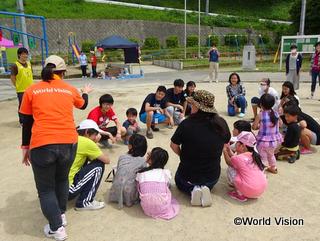 こどもの日イベントで、子どもたちと遊ぶスタッフ