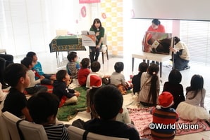 ソマリアの子どもたちのお話を聞いた日本の子どもたちに感想を聞く東尾理子さん