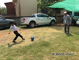 チャイルドにサッカーボールをプレゼントしてさっそく一緒に遊びました