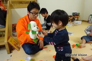 福島県の小学校で開催した子どもたちの居場所「キッズスペース」にて、子ども遊ぶ長下部スタッフ(令和元年台風19号緊急支援)