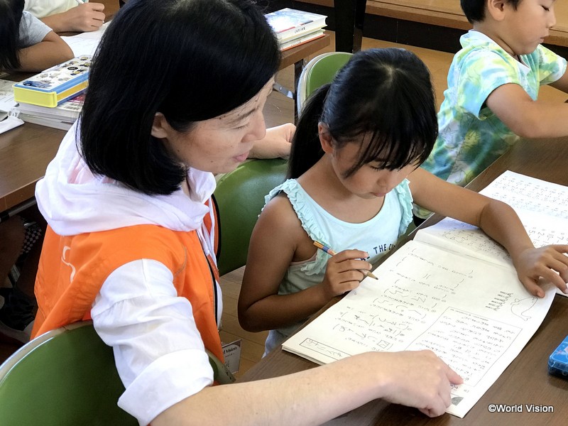 夏休みの宿題に励む子どもも