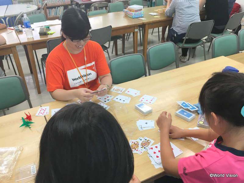 子どもと遊ぶスタッフ２