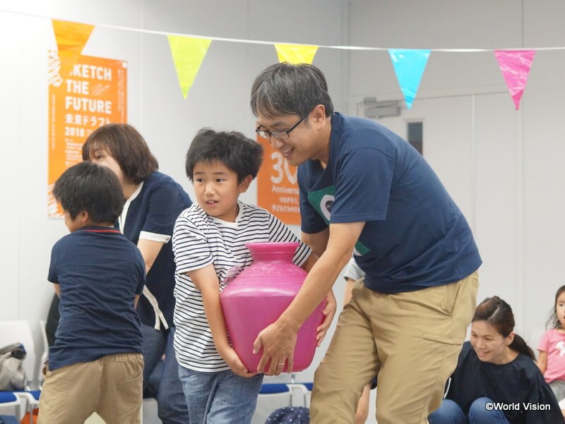 水汲み体験に挑戦した参加者