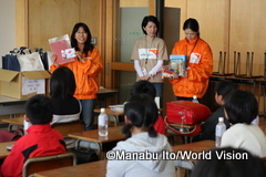 学用品について説明する山野スタッフ（左）