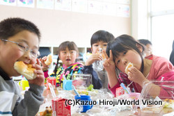 給食を食べる子どもたち