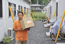 岩手県宮古市の仮設住宅に、生活用品を届けるWVJスタッフ