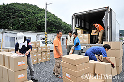 仮設住宅での生活用品配布のようす