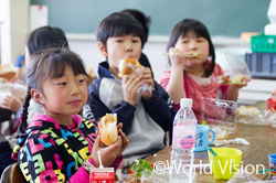 南三陸町でのおかず給食支援のようす