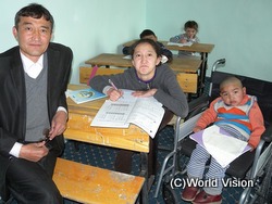 センター長のエルランさん（左）と子どもたち