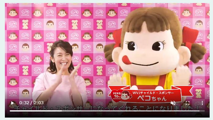 ペコちゃんと酒井美紀さん（ペコちゃん70周年記念サイトより）