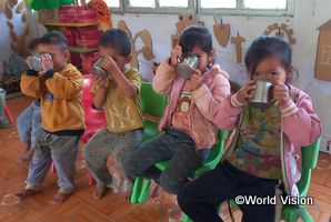 給食に加え、｢こどミル｣を飲む子どもたち