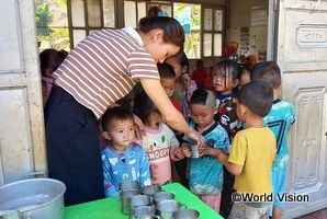 森永乳業グローイングアップミルク「こどミル」をお湯に溶かし子どもたちへ提供する様子子