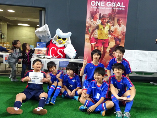 北海道コンサドーレ札幌のドーレくんと羽幌FC.Jrの選手たち