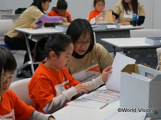 途上国の子どもからの手紙を見る参加者