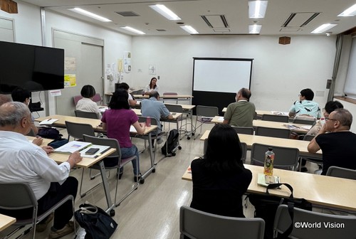 熱心にリリアンさんの話を聴く参加者の皆さん