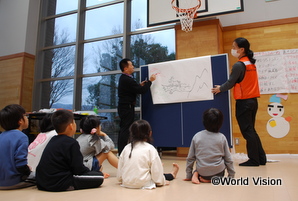 ライブ紙芝居のパフォーマンスに真剣に見入る子どもたち