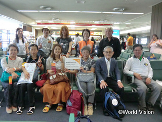 成田空港で集合写真を撮影しました。「行ってまいります！」