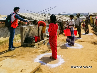 ロヒンギャ難民キャンプでソーシャル・ディスタンシングの指導をするWVスタッフ