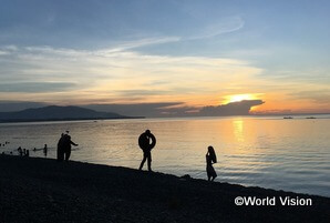 トウナ地域 トミニ湾の美しい夕日