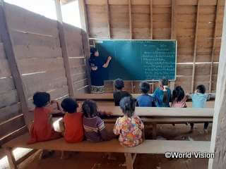 老朽化した、学習に適さない校舎で学ぶ子どもたち