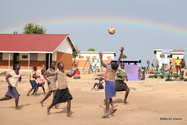 ウガンダにある南スーダン難民居住地の就学前教育センターで元気に遊ぶ子どもたち