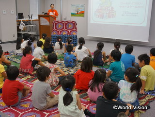 世界の子どもたちのお話を聞く皆さん