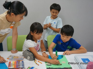 グループで話し合い難民居住地の子どもたちへ作品を作りました